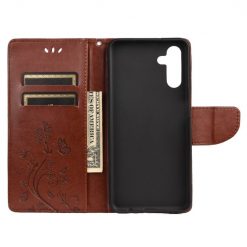 Kryty na mobil | Peňaženkové puzdro Embossing Pattern Motýľ a kvet tmavohnedé – Samsung Galaxy A13 5G | Kryty na mobil