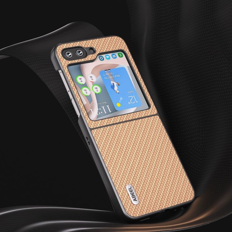 Kryt Abeel Carbon Fiber zlatý – Samsung Galaxy Z Flip 5 | Kryty na mobil Kryty na mobil | Kryt Abeel Carbon Fiber zlatý – Samsung Galaxy Z Flip 5 | Kryty na mobil