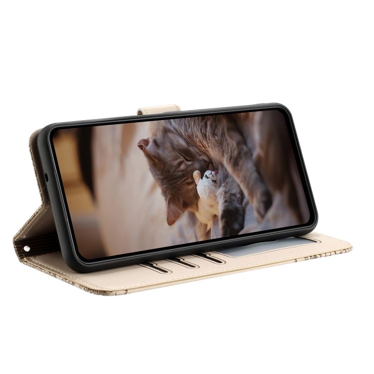 Peňaženkové puzdro Embossing Pattern Mačky béžové – Apple iPhone 15 Plus | Kryty na mobil Kryty na mobil | Peňaženkové puzdro Embossing Pattern Mačky béžové – Apple iPhone 15 Plus | Kryty na mobil