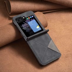 Kryt Rhombus čierny – Samsung Galaxy Z Flip 6 / Z Flip 7 FE | Kryty na mobil Kryty na mobil | Kryt Rhombus čierny – Samsung Galaxy Z Flip 6 / Z Flip 7 FE | Kryty na mobil