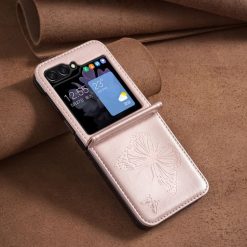 Puzdro Embossing Pattern Motýľ bledoružové – Samsung Galaxy Z Flip 6 / Z Flip 7 FE | Kryty na mobil Kryty na mobil | Puzdro Embossing Pattern Motýľ bledoružové – Samsung Galaxy Z Flip 6 / Z Flip 7 FE | Kryty na mobil