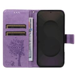 Peňaženkové puzdro Embossing Pattern Strom a mačka fialové – Samsung Galaxy S25 FE | Kryty na mobil Kryty na mobil | Peňaženkové puzdro Embossing Pattern Strom a mačka fialové – Samsung Galaxy S25 FE | Kryty na mobil